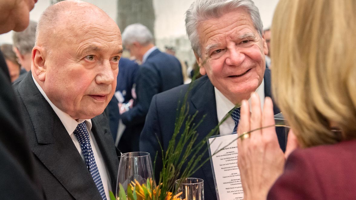 Friedrich von Metzler im Gespräch mit Moderatorin Yve Fehring und Altbundespräsident Joachim Gauck 2019