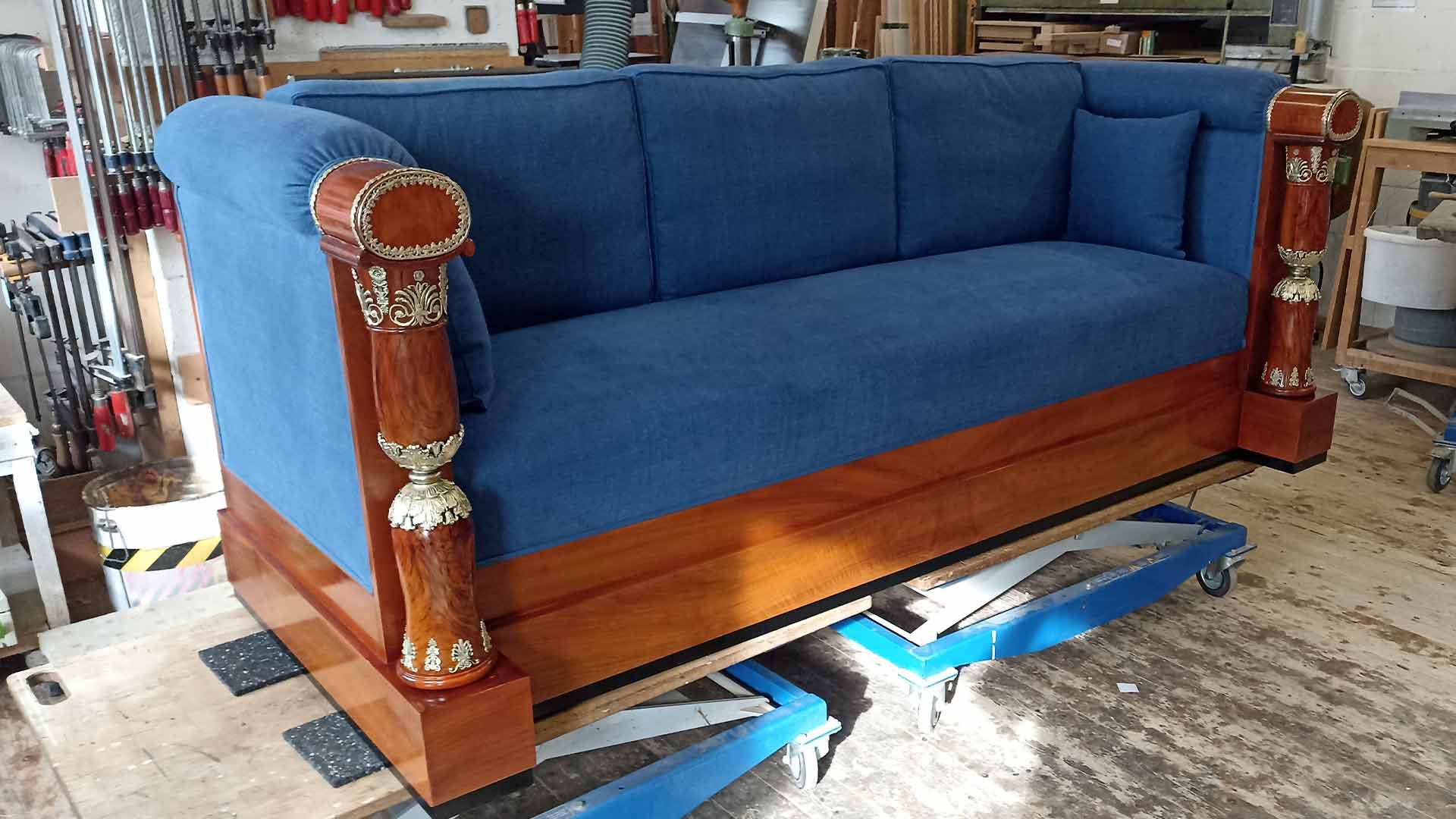 Der Sofa-Nachbau bei der Tischlerei