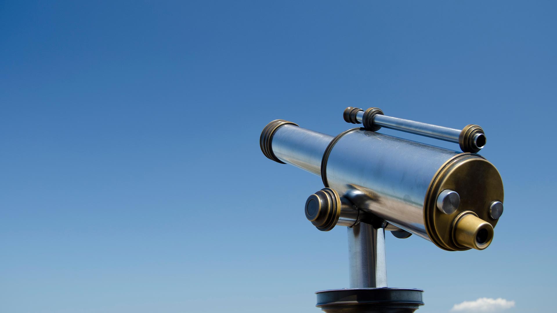 Ausblick: Fernrohr vor blauem Himmel