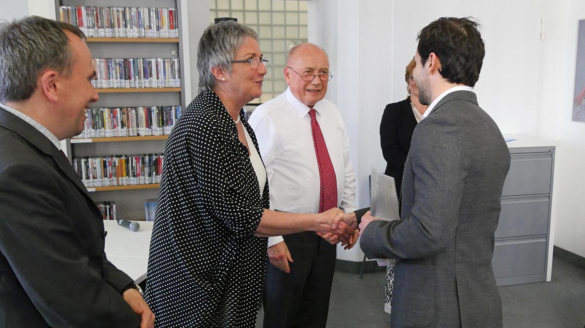 Friedrich von Metzler bei der Übergabe des Sprachdiploms 2016 im Frankfurter Goethe-Institut