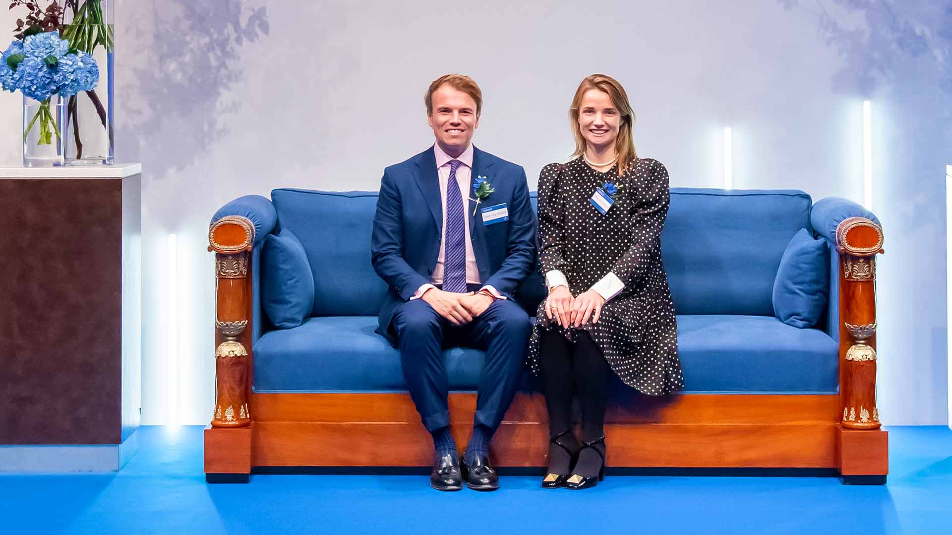 Franz und Elena von Metzler auf dem blauen Metzler-Sofa in Tokio