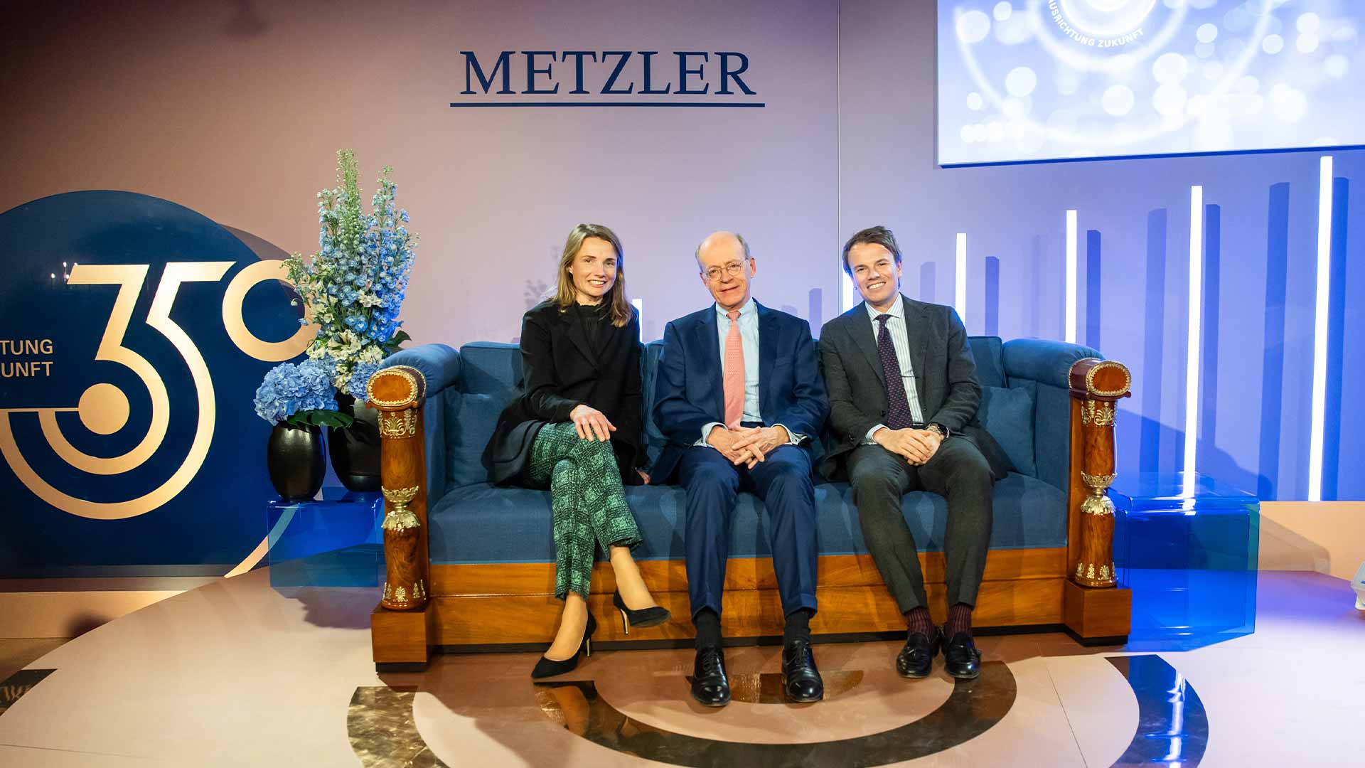 Das blaue Sofa beim Metzler Zukunfts-Talk in München